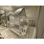 speelbed met glijbaan voor kinderen